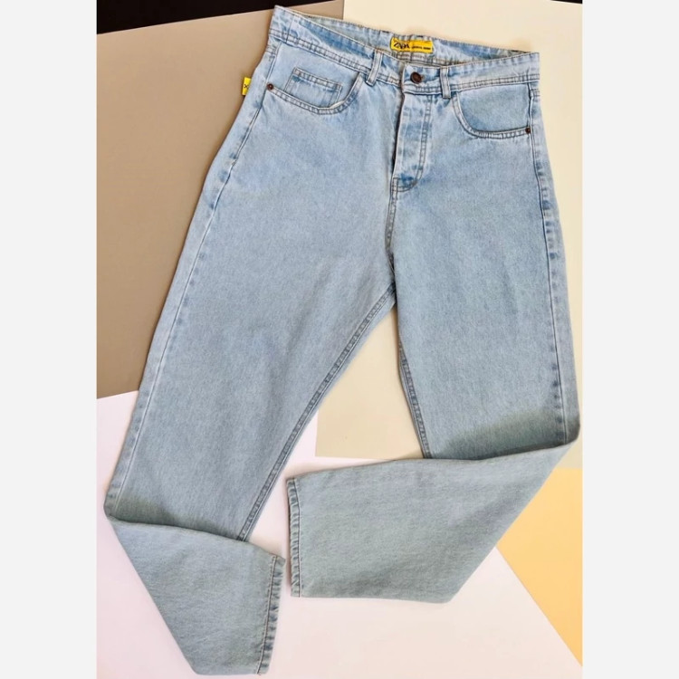 شلوار لی مام فیت آبی روشن مردانه با فاق بلند و دوخت تمیز