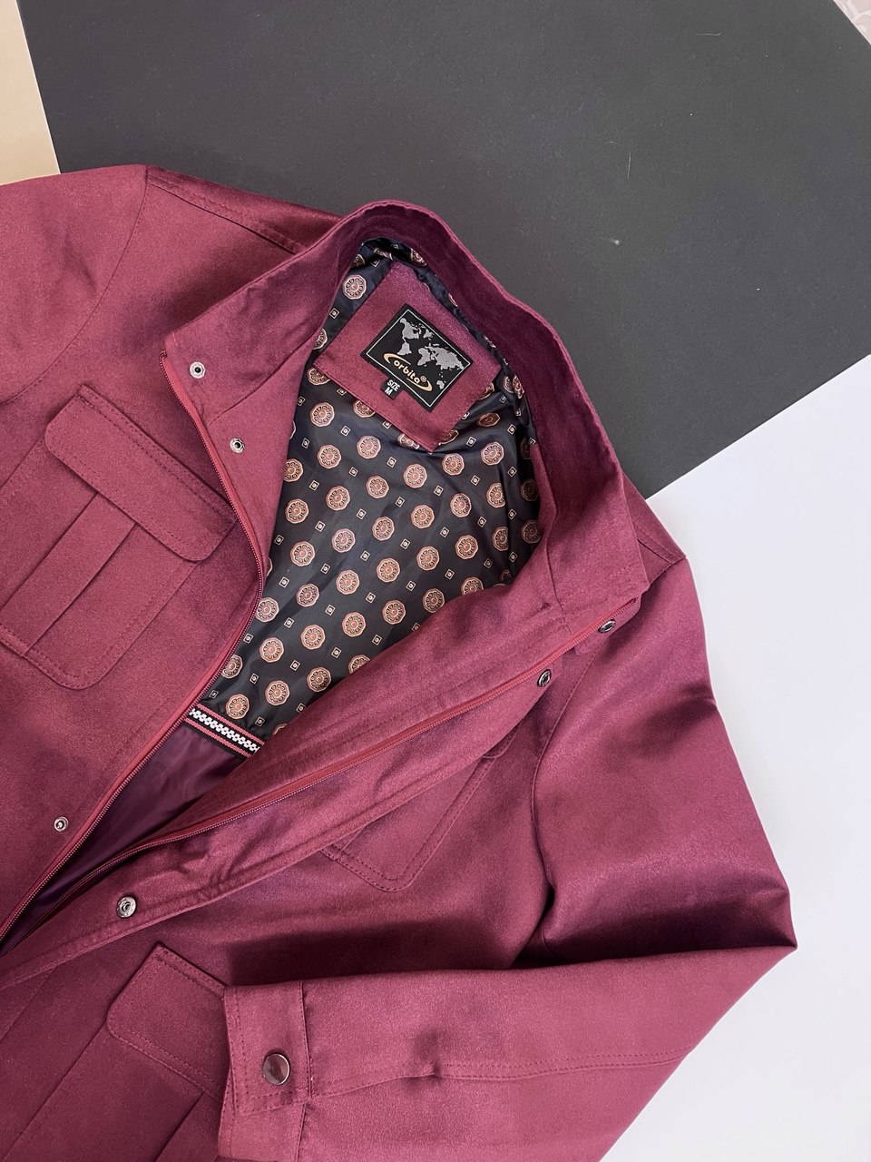 کت مردانه مخملی با یقه ایستاده و چهار جیب در فروشگاه پوشاک