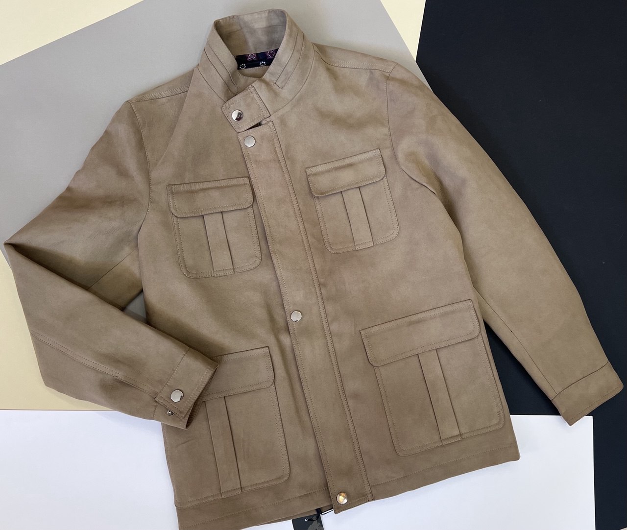 کت مردانه مخملی با یقه ایستاده و چهار جیب در فروشگاه پوشاک