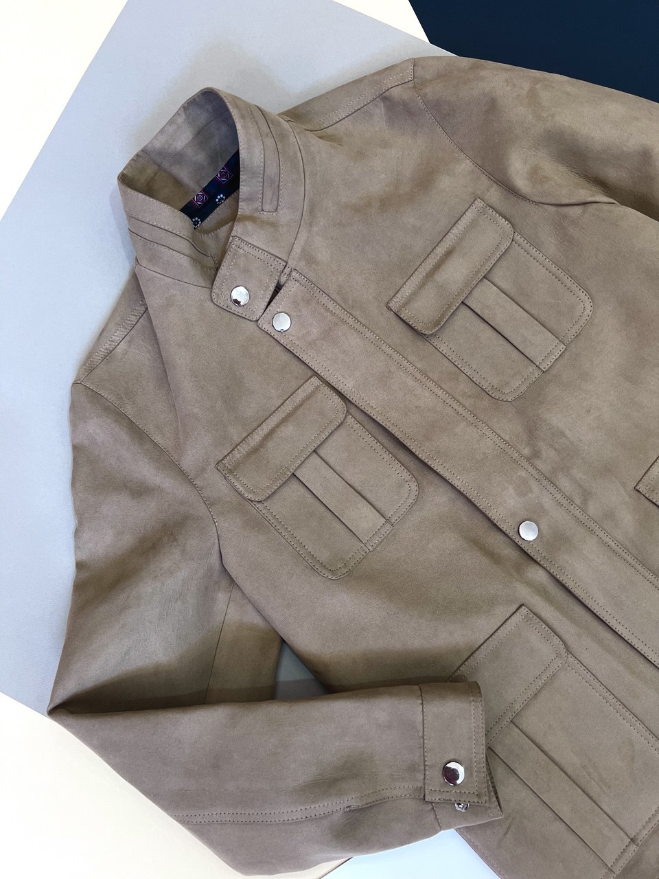 کت مردانه مخملی با یقه ایستاده و چهار جیب در فروشگاه پوشاک