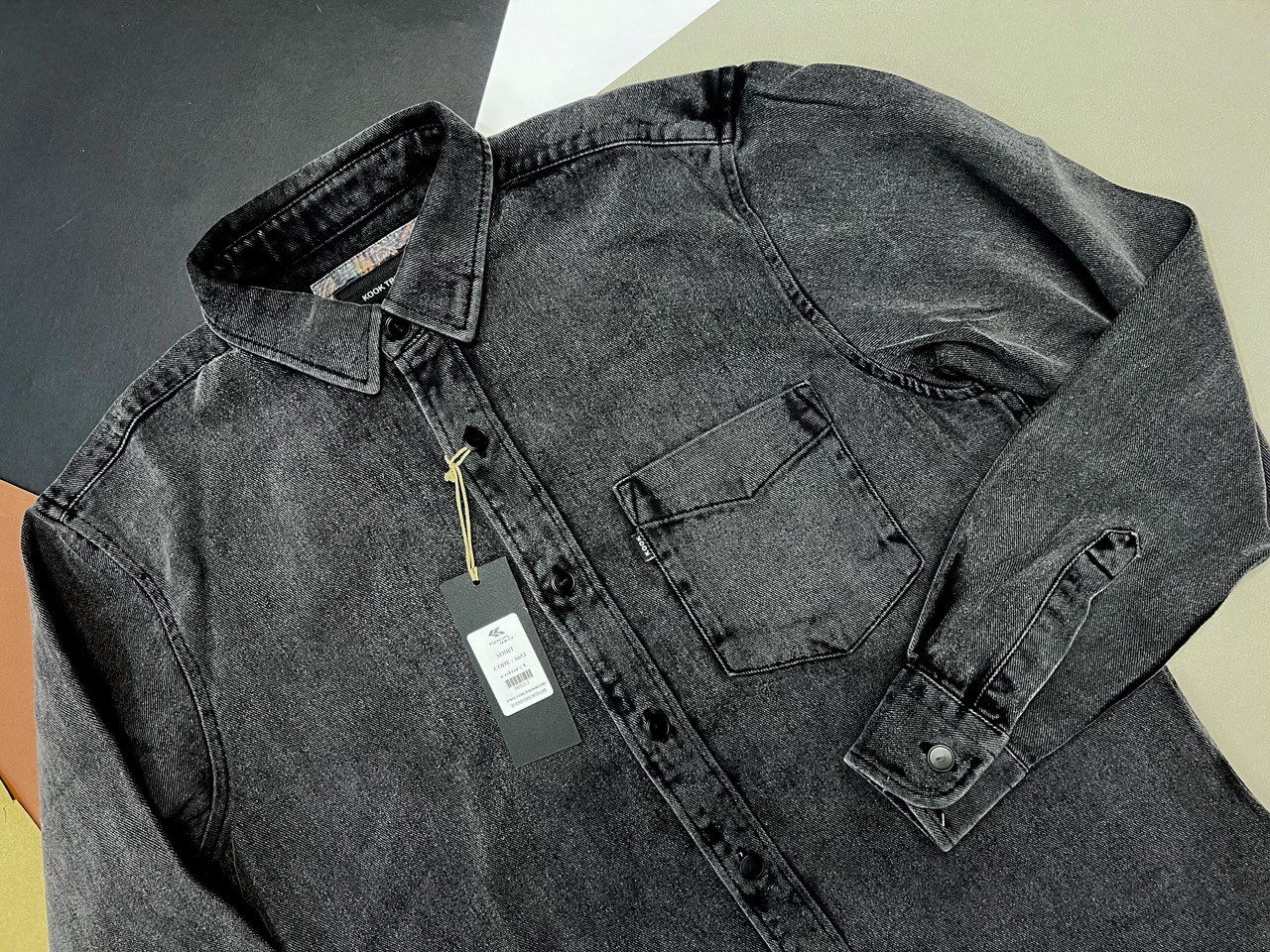 پیراهن جین ضخیم پاییزی خاکستری مردانه با پارچه ترک و طراحی تک‌جیب