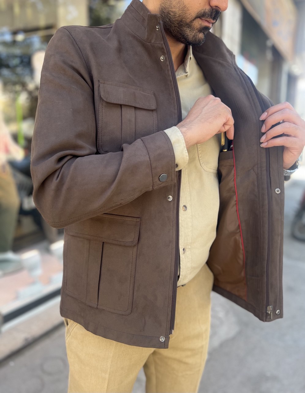 کت مردانه مخملی با یقه ایستاده و چهار جیب در فروشگاه پوشاک