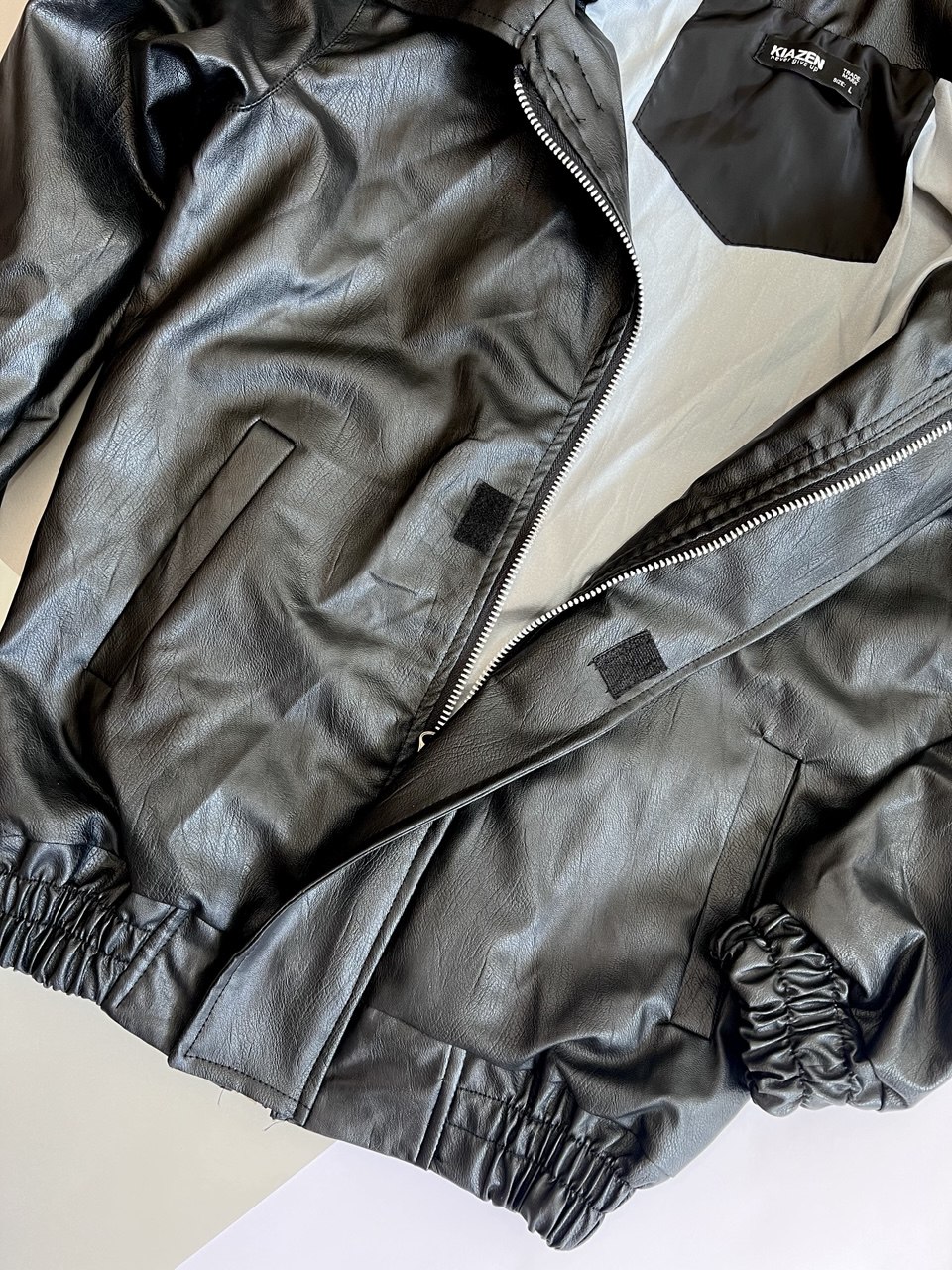 کاپشن چرم مشکی مردانه با طراحی اسپرت و دوخت حرفه‌ای، مناسب استایل روزمره و استریت استایل پاییزی