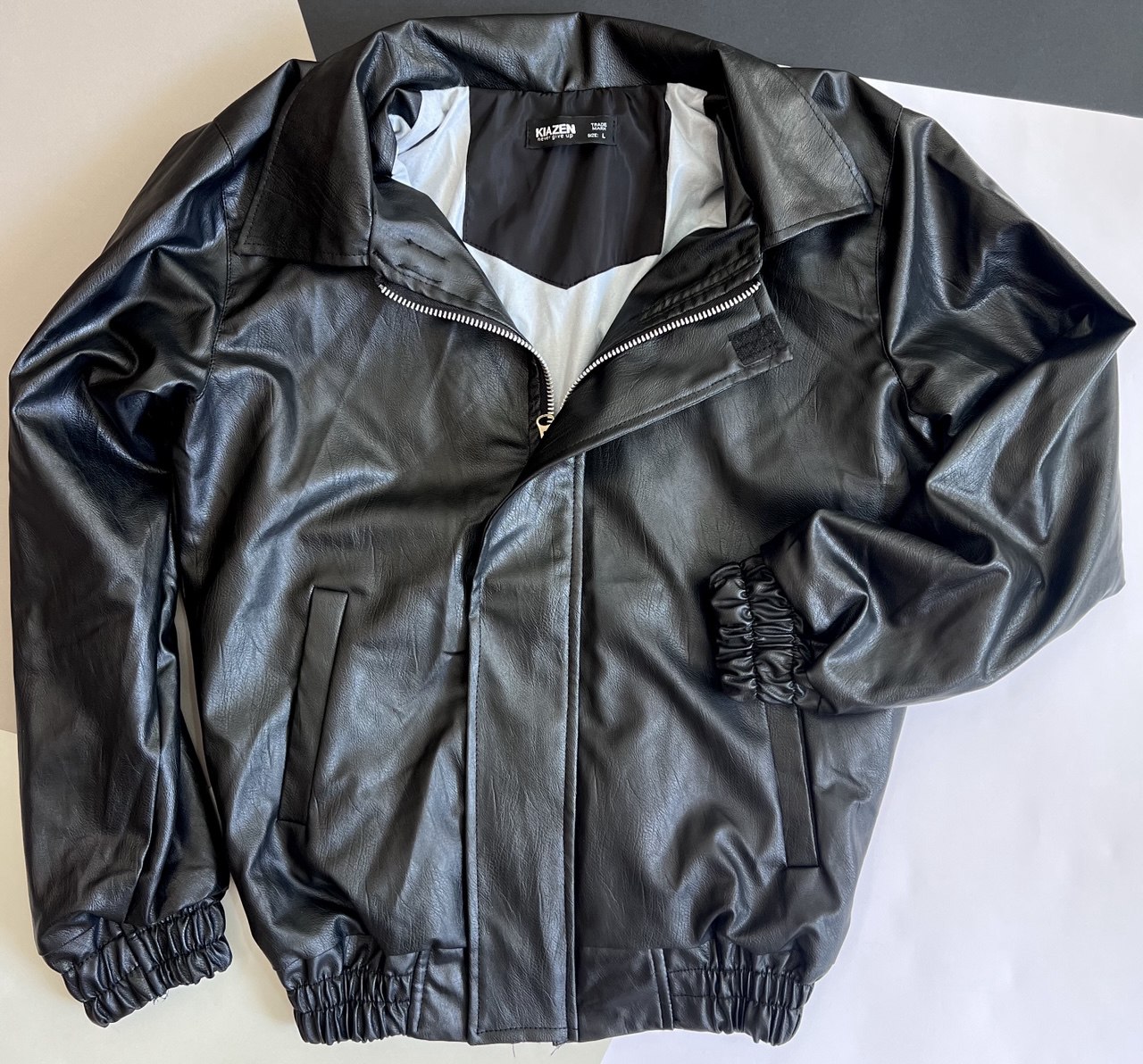 کاپشن چرم مشکی مردانه با طراحی اسپرت و دوخت حرفه‌ای، مناسب استایل روزمره و استریت استایل پاییزی