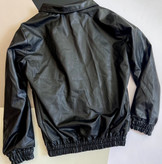 کاپشن چرم مشکی مردانه با طراحی اسپرت و دوخت حرفهای، مناسب استایل روزمره و استریت استایل پاییزی