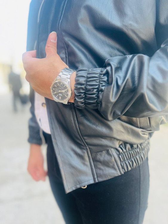 کاپشن چرم مشکی مردانه با طراحی اسپرت و دوخت حرفهای، مناسب استایل روزمره و استریت استایل پاییزی