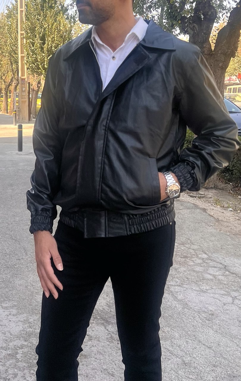 کاپشن چرم مشکی مردانه با طراحی اسپرت و دوخت حرفه‌ای، مناسب استایل روزمره و استریت استایل پاییزی