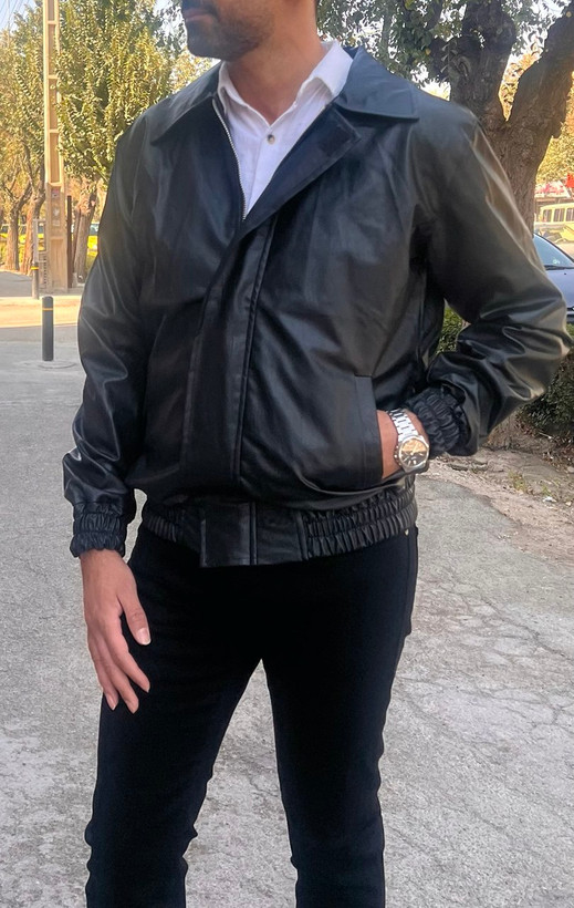 کاپشن چرم مشکی مردانه با طراحی اسپرت و دوخت حرفهای، مناسب استایل روزمره و استریت استایل پاییزی