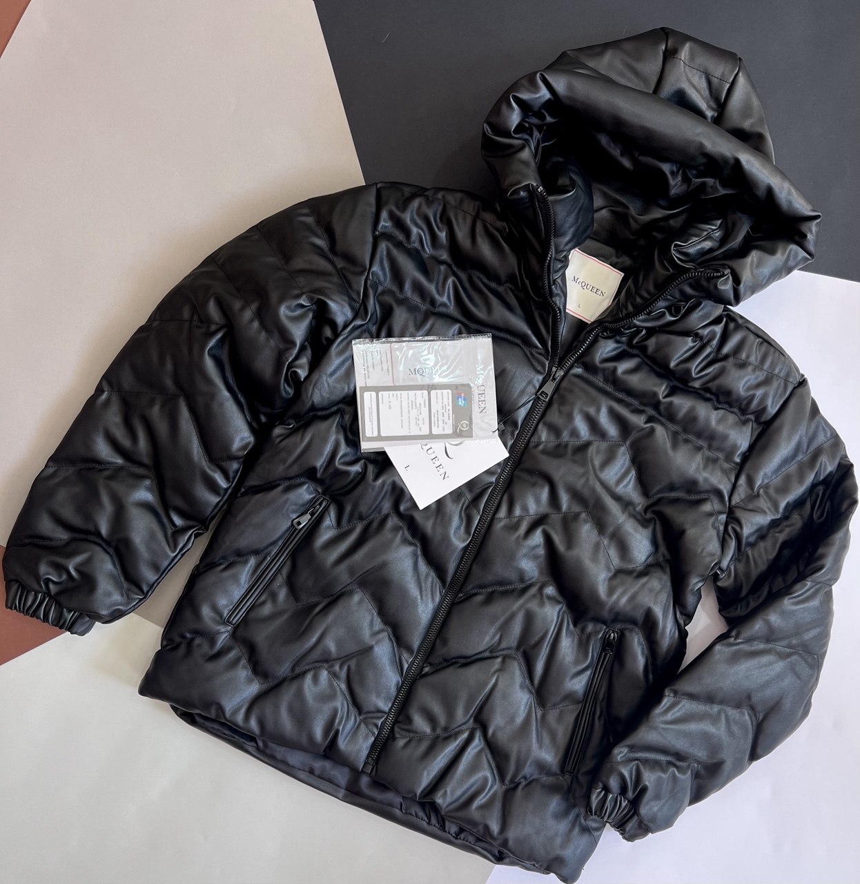 کاپشن مردانه چرم براق مشکی با کلاه مدل MQUEEN – استایل زمستانی شیک و گرم