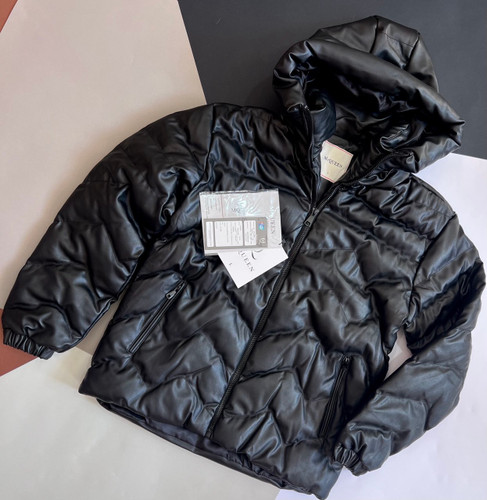 کاپشن مردانه چرم براق مشکی با کلاه مدل MQUEEN – استایل زمستانی شیک و گرم