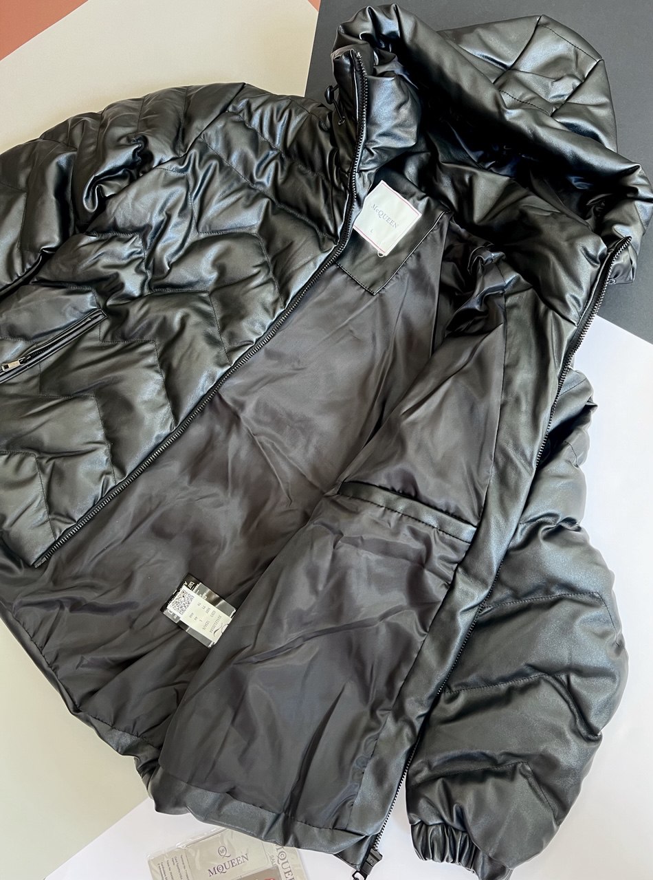 کاپشن مردانه چرم براق مشکی با کلاه مدل MQUEEN – استایل زمستانی شیک و گرم