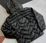 کاپشن مردانه چرم براق مشکی با کلاه مدل MQUEEN – استایل زمستانی شیک و گرم