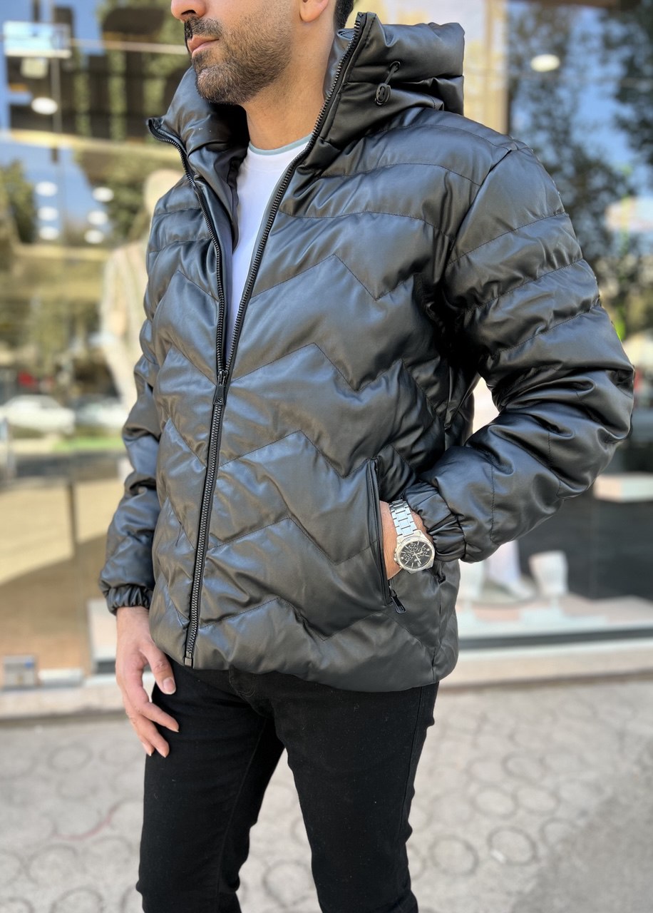 کاپشن مردانه چرم براق مشکی با کلاه مدل MQUEEN – استایل زمستانی شیک و گرم