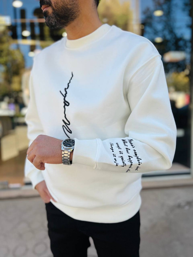 دورس مردانه سفید سهنخ داخل پنبهای فرم نیمهآزاد با گلدوزی روی سینه و آستین