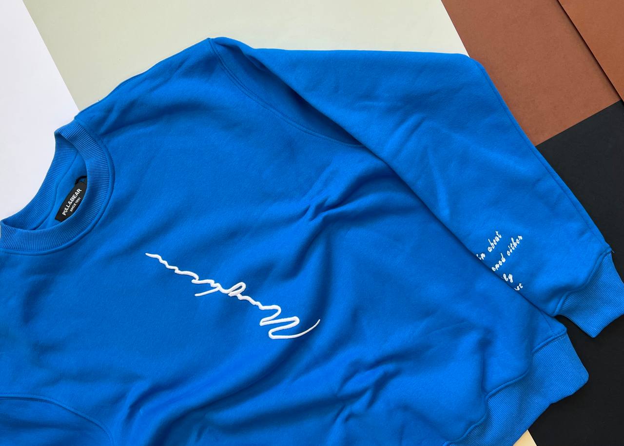 دورس مردانه سفید سه‌نخ داخل پنبه‌ای فرم نیمه‌آزاد با گلدوزی روی سینه و آستین