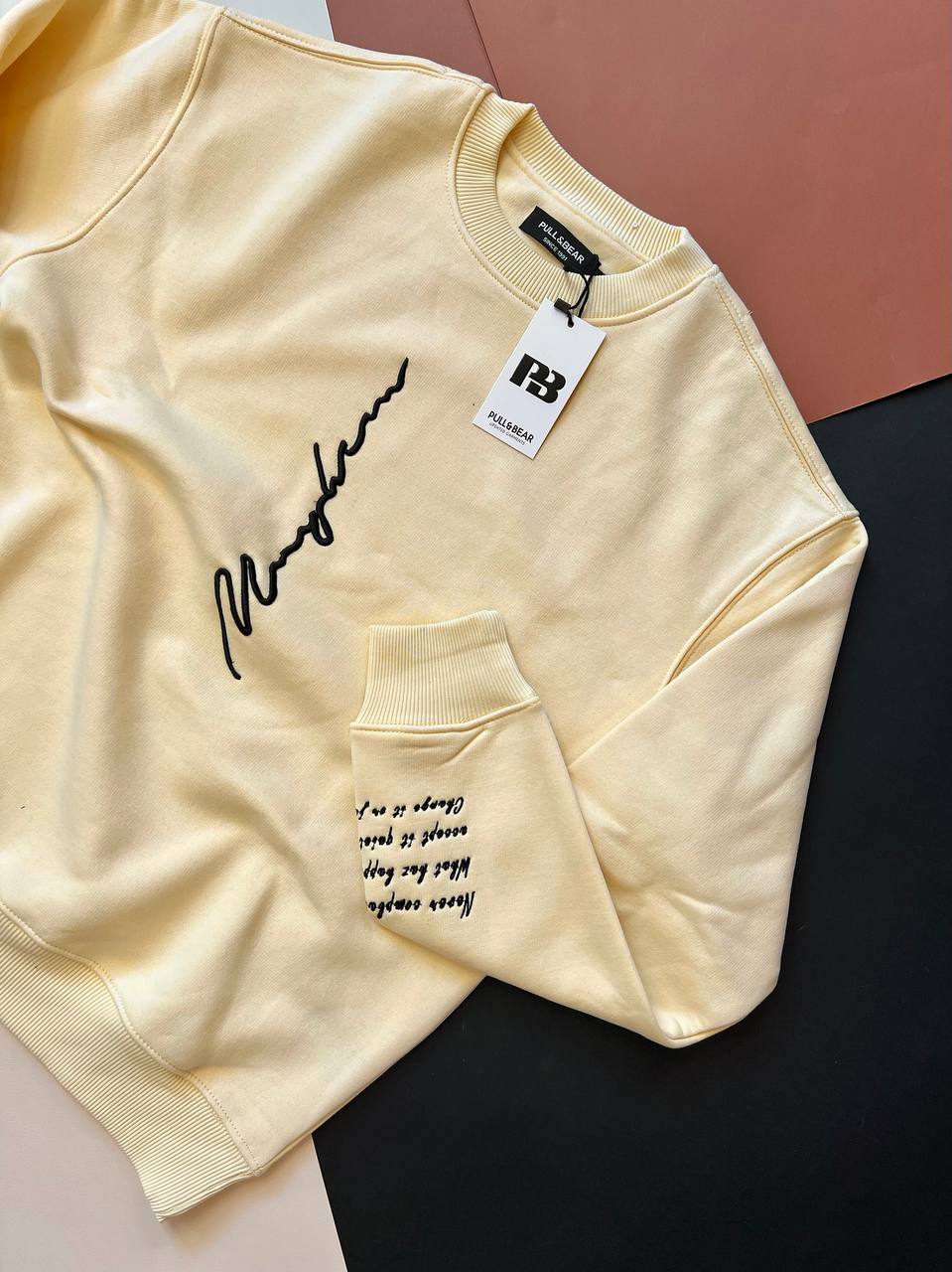 دورس مردانه سفید سه‌نخ داخل پنبه‌ای فرم نیمه‌آزاد با گلدوزی روی سینه و آستین