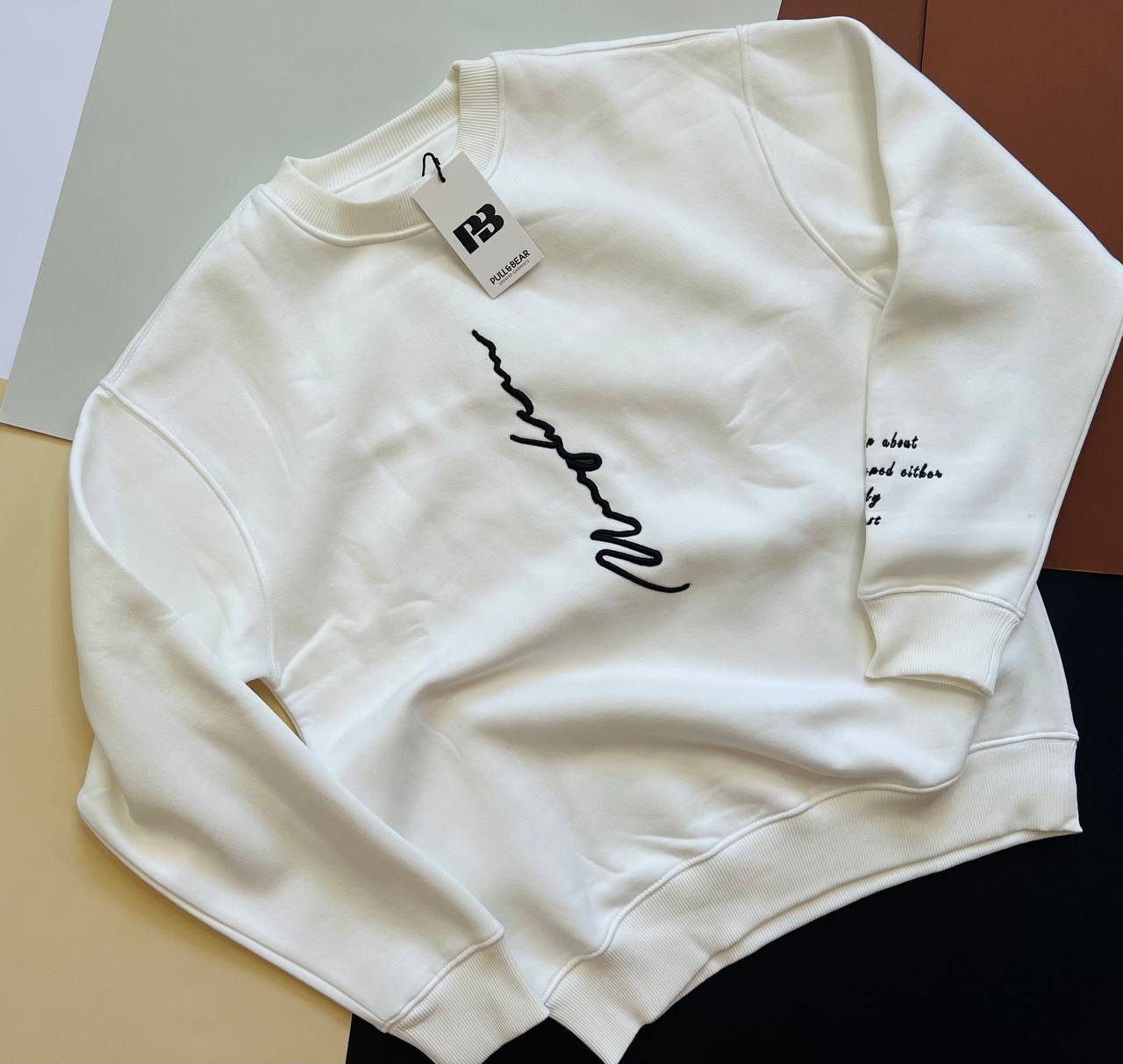 دورس مردانه سفید سهنخ داخل پنبهای فرم نیمهآزاد با گلدوزی روی سینه و آستین