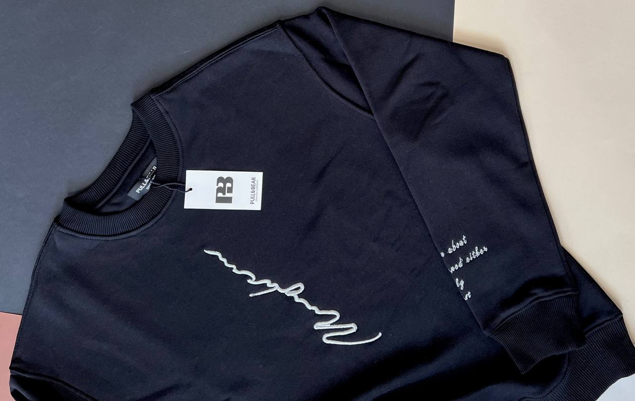 دورس مردانه سفید سه‌نخ داخل پنبه‌ای فرم نیمه‌آزاد با گلدوزی روی سینه و آستین