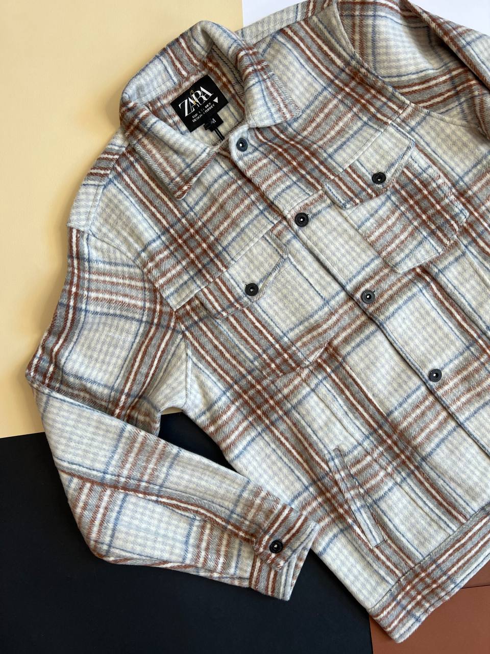 کت پشمی چهارخانه پاییزی مردانه زارا – رنگ استخوانی با خطوط قهوه‌ای و آبی