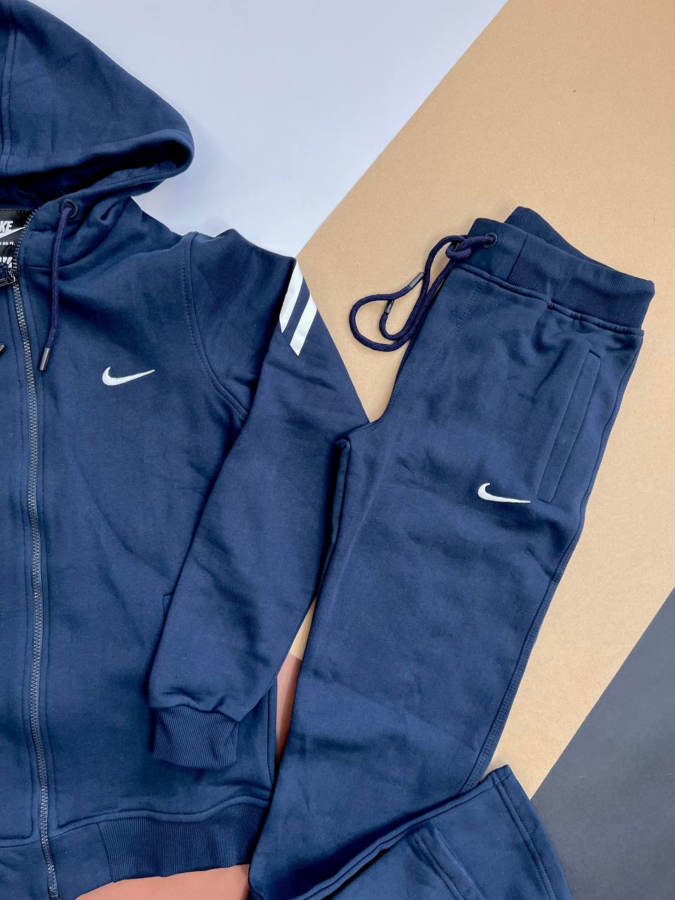 ست راحتی مردانه نایکی دورس سه‌نخ با سویشرت کلاهدار و شلوار لوگودار