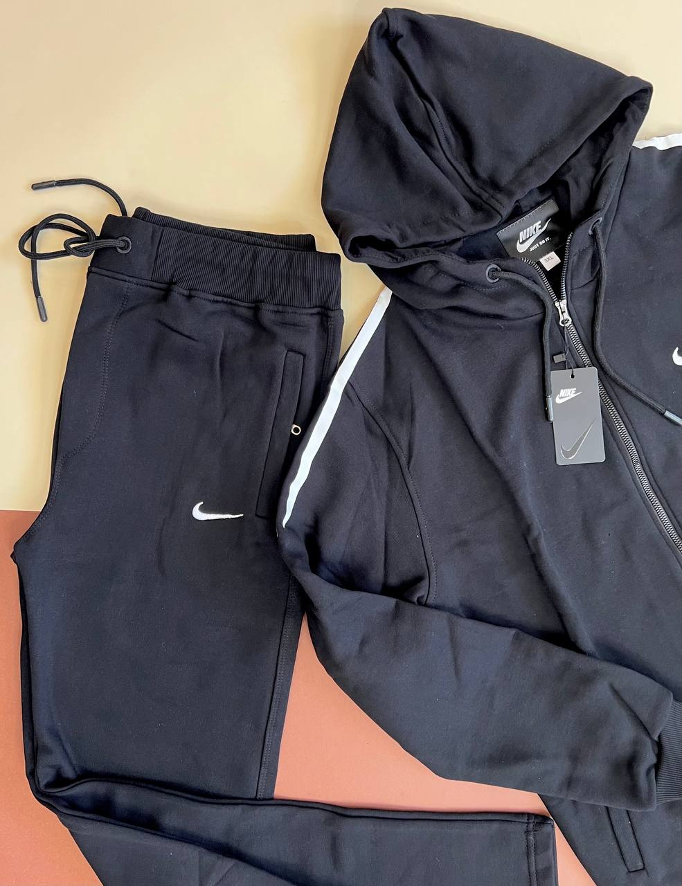 ست راحتی مردانه نایکی دورس سه‌نخ با سویشرت کلاهدار و شلوار لوگودار