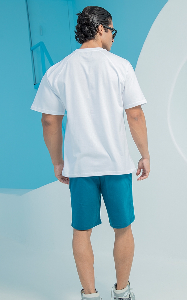 ست راحتی مردانه شامل تیشرت سفید و شلوارک آبی در مدل مردانه