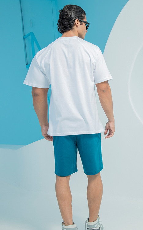 ست راحتی مردانه شامل تیشرت سفید و شلوارک آبی در مدل مردانه