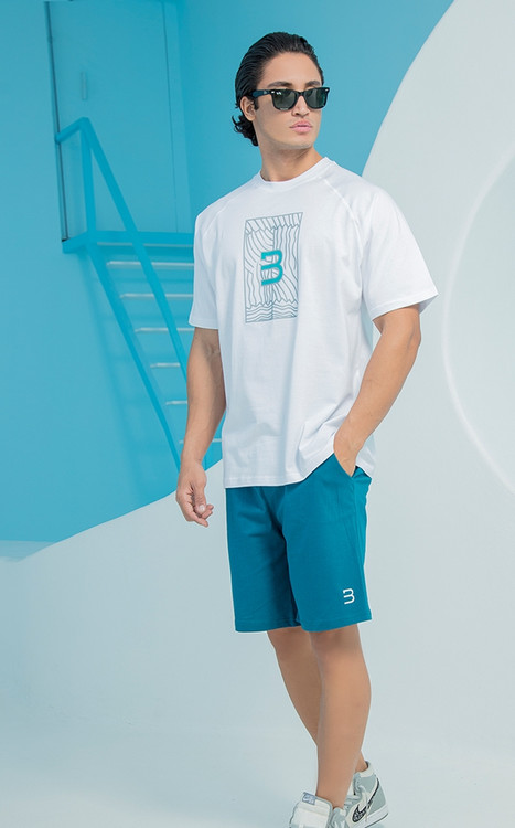 ست راحتی مردانه شامل تیشرت سفید و شلوارک آبی در مدل مردانه