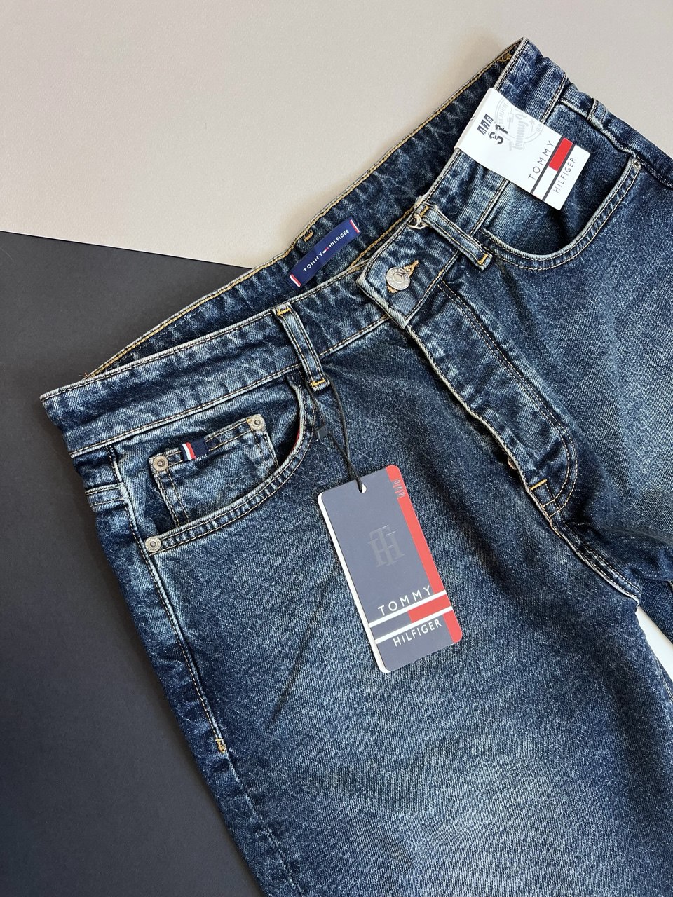 شلوار جین نیم‌بگ مردانه  تن‌خور شلوار نیم‌بگ  جزییات دوخت و دکمه فلزی