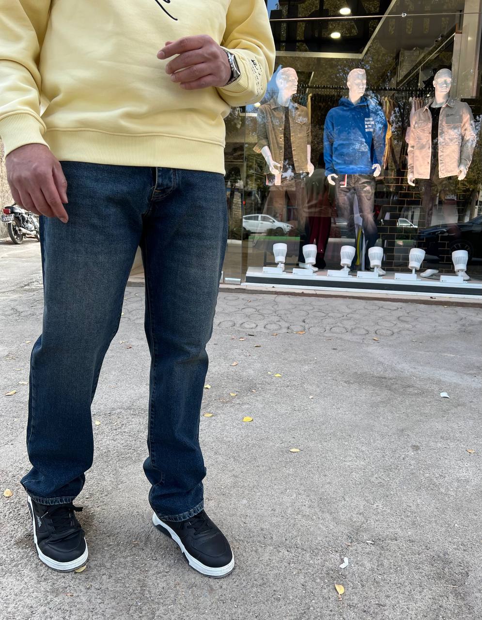 شلوار جین نیم‌بگ مردانه  تن‌خور شلوار نیم‌بگ  جزییات دوخت و دکمه فلزی