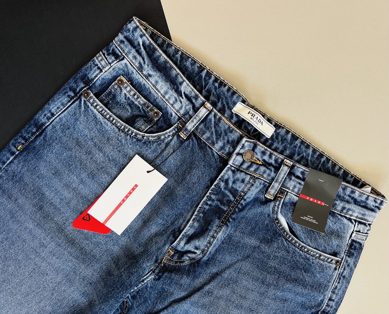 شلوار جین نیم‌بگ مردانه  تن‌خور شلوار نیم‌بگ  جزییات دوخت و دکمه فلزی