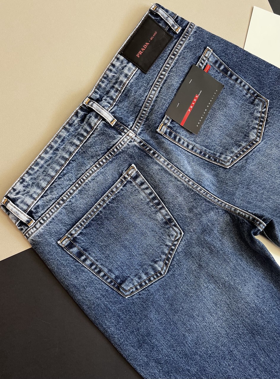 شلوار جین نیم‌بگ مردانه  تن‌خور شلوار نیم‌بگ  جزییات دوخت و دکمه فلزی