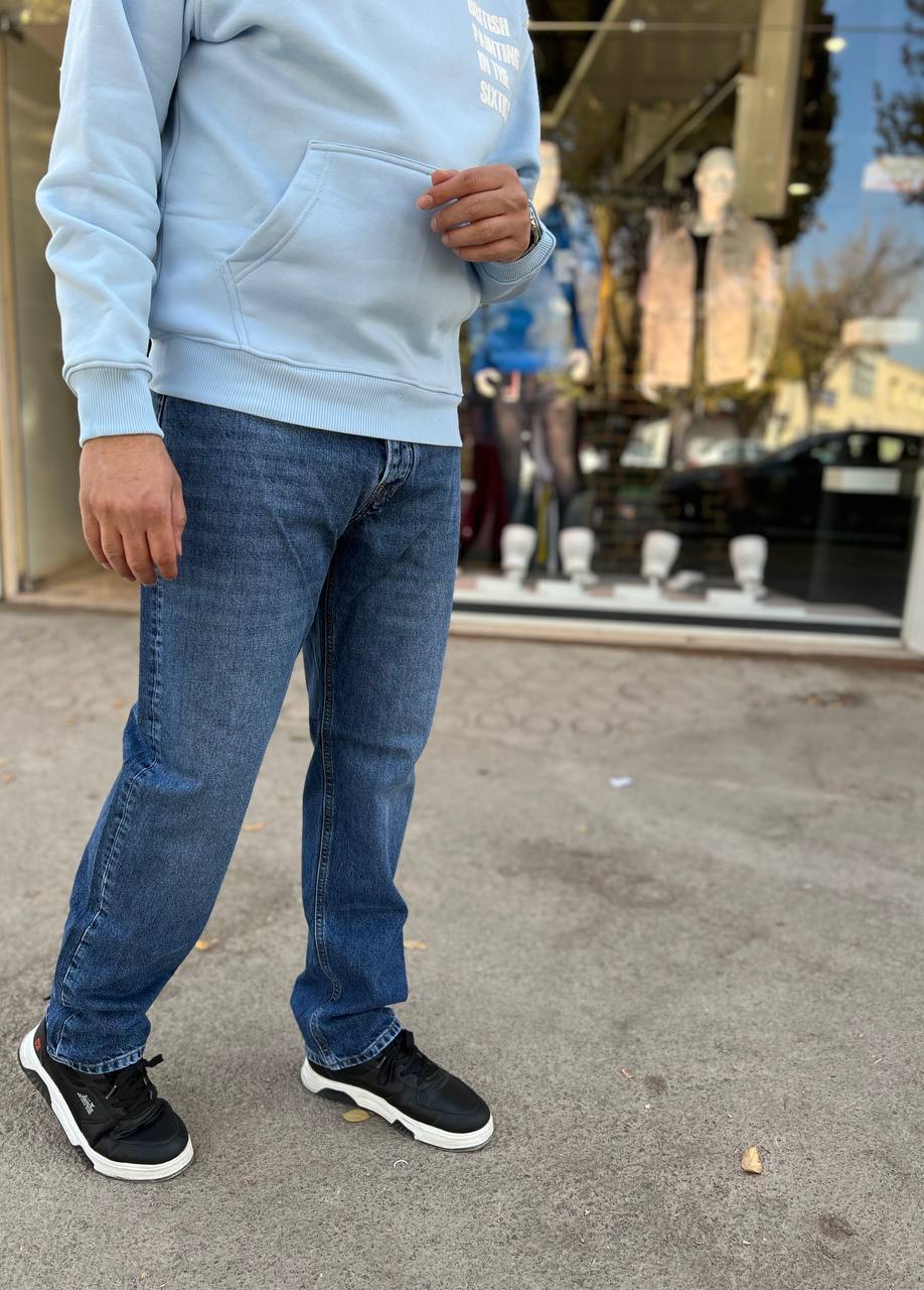 شلوار جین نیم‌بگ مردانه  تن‌خور شلوار نیم‌بگ  جزییات دوخت و دکمه فلزی