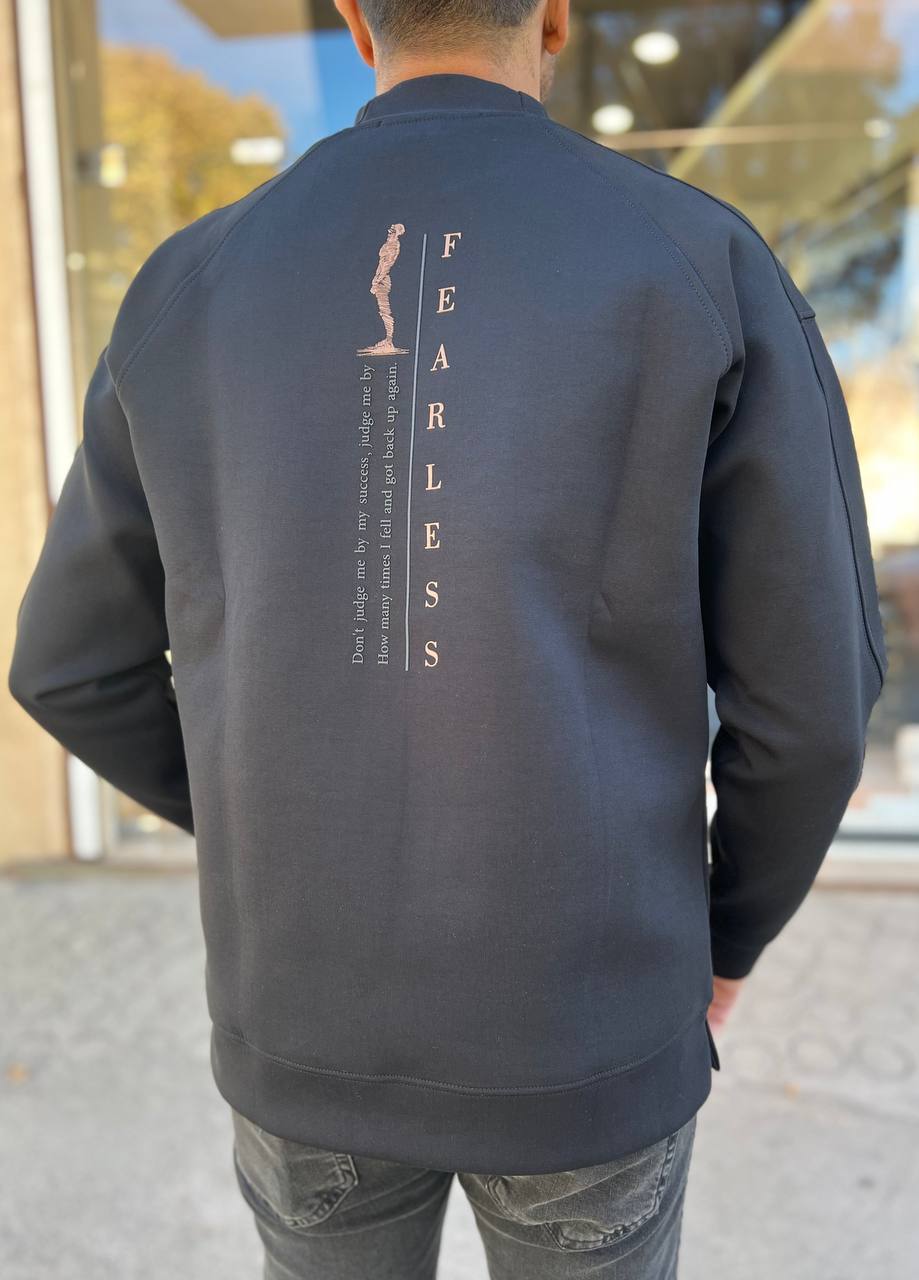پشت سویشرت مشکی مردانه با چاپ عمودی FEARLESS و یقه ۴ سانت