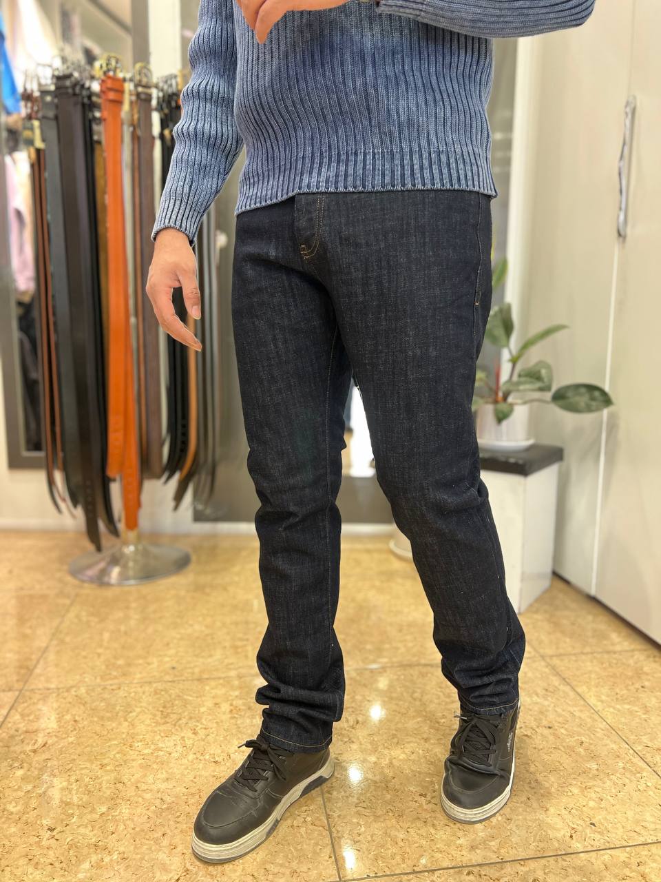 شلوار جین نیم‌خام سرمه‌ای تیره مردانه مدل مینی با ترکیب ۹۸٪ پنبه و ۲٪ الاستین