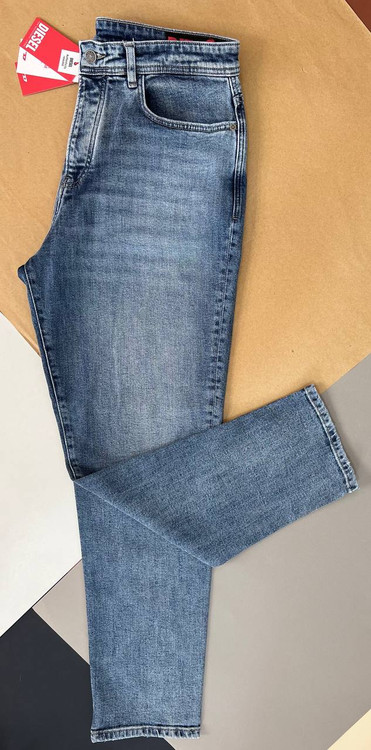 شلوار جین مردانه دیزل رنگ آبی روشن مدل مام فیت با طراحی آزاد و راحت