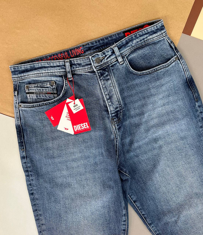 شلوار جین مردانه دیزل رنگ آبی روشن مدل مام فیت با طراحی آزاد و راحت