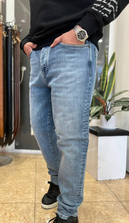 شلوار جین مردانه دیزل رنگ آبی روشن مدل مام فیت با طراحی آزاد و راحت