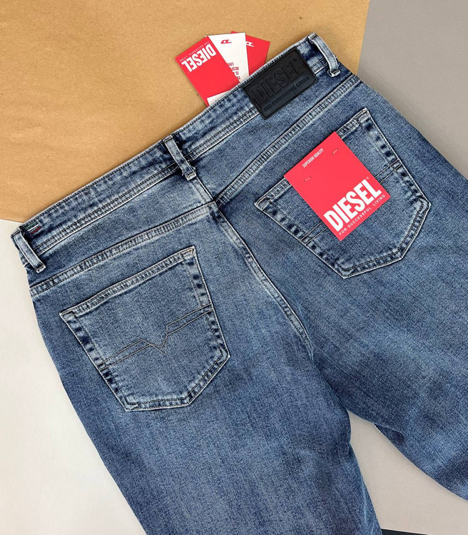 شلوار جین مردانه دیزل رنگ آبی روشن مدل مام فیت با طراحی آزاد و راحت