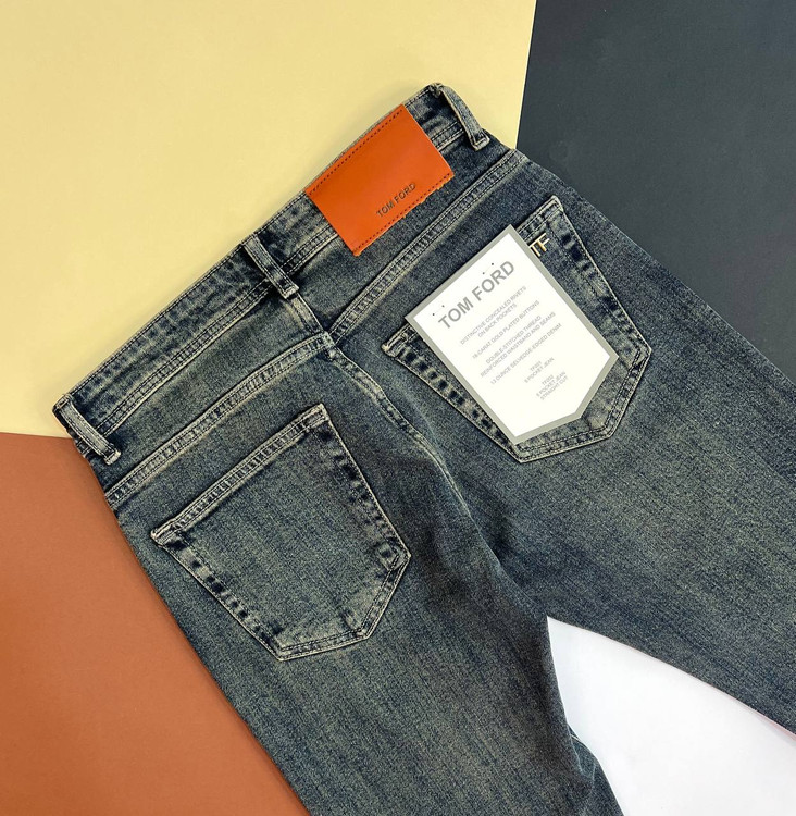 شلوار جین مردانه تام فورد مدل راسته آبی کلاسیک سنگشور با هاله کرم طلایی