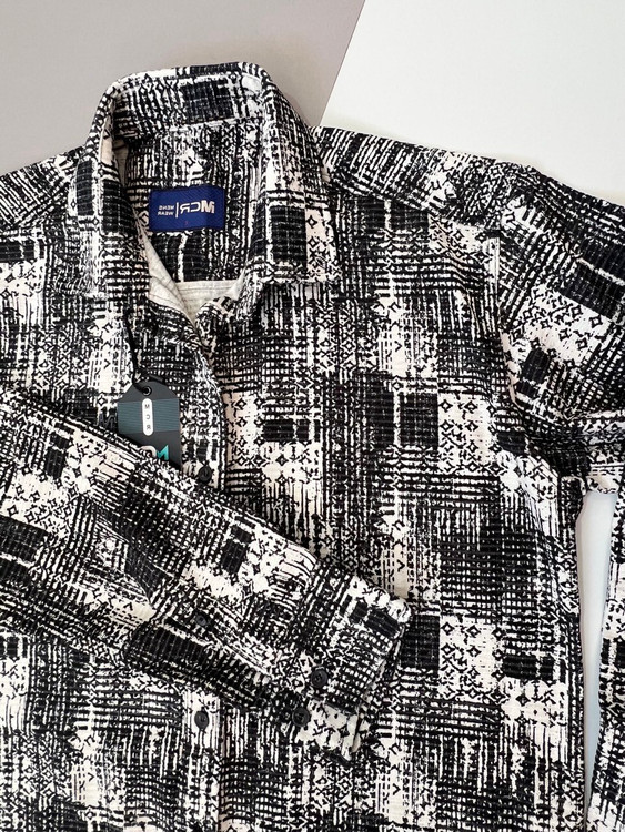 پیراهن مردانه طرحدار مشکی سفید جنس پنبه ضخیم مناسب استفاده روزمره