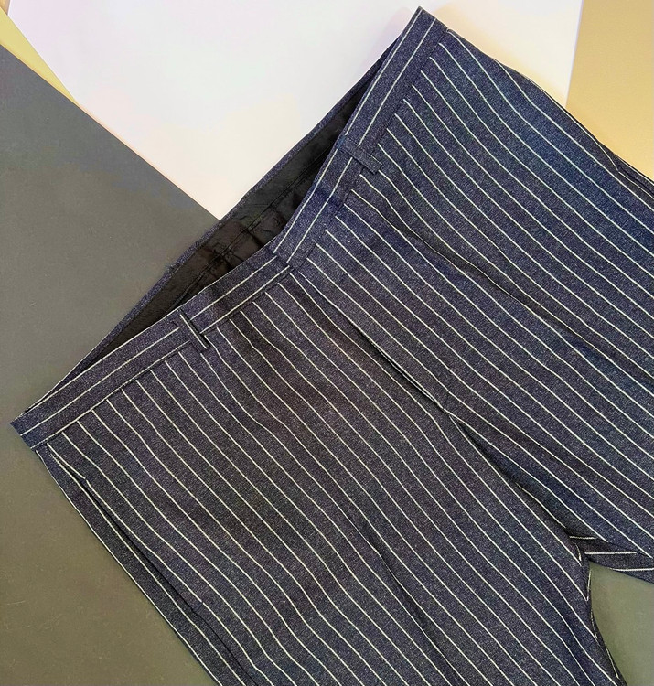 شلوار مردانه اسکینی فاستونی راهراه سرمهای تیره با طراحی رسمی