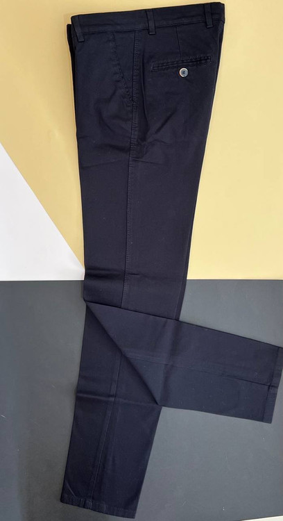 شلوار مردانه کلاسیک از جنس کتان جودوندار با طراحی رسمی و بسته شدن دکمه و زیپ