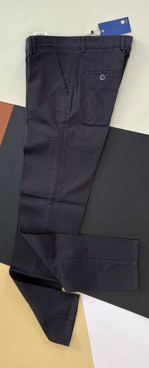 شلوار مردانه کلاسیک از جنس کتان جودوندار با طراحی رسمی و بسته شدن دکمه و زیپ