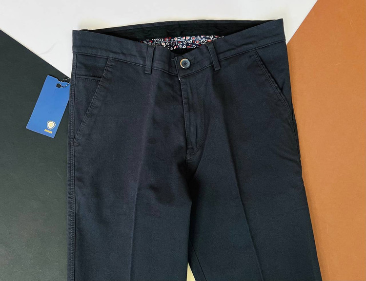 شلوار مردانه کلاسیک از جنس کتان جودوندار با طراحی رسمی و بسته شدن دکمه و زیپ