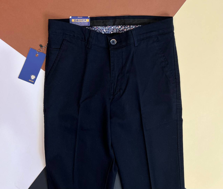 شلوار مردانه کلاسیک از جنس کتان جودوندار با طراحی رسمی و بسته شدن دکمه و زیپ