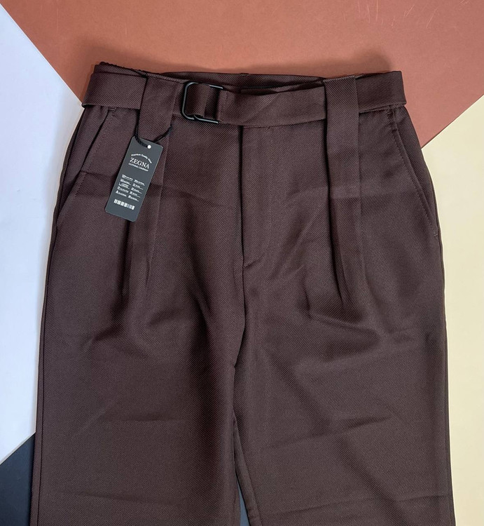 شلوار مردانه نیمبگ پلیسهدار با پارچه کجراه و کمربند پارچهای سرخود