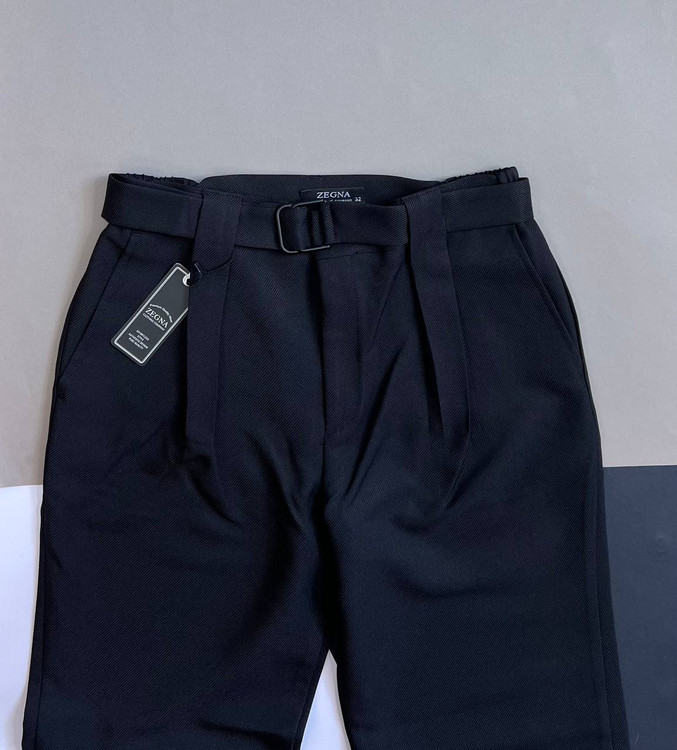 شلوار مردانه نیمبگ پلیسهدار با پارچه کجراه و کمربند پارچهای سرخود