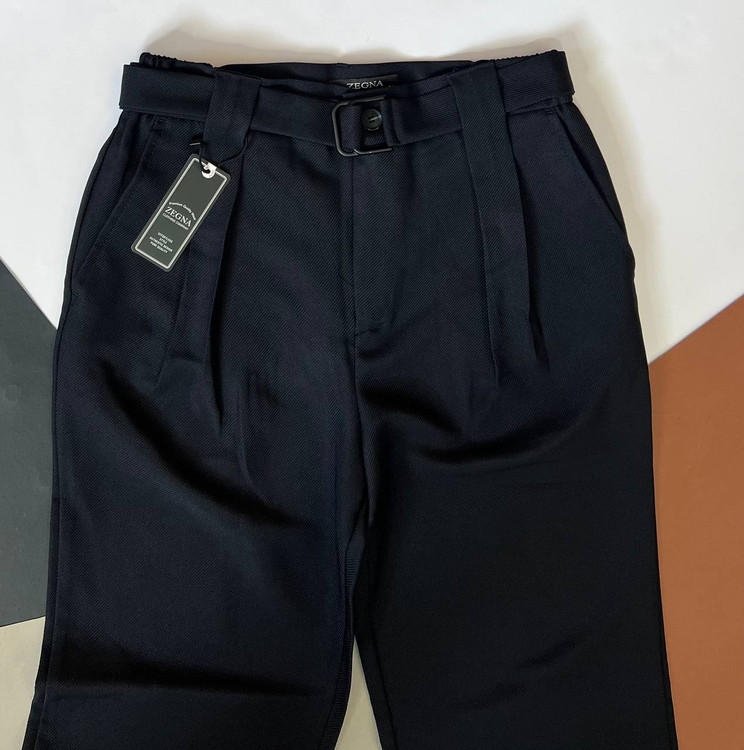 شلوار مردانه نیمبگ پلیسهدار با پارچه کجراه و کمربند پارچهای سرخود