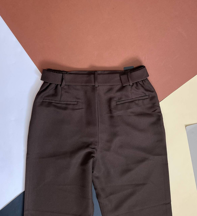 شلوار مردانه نیمبگ پلیسهدار با پارچه کجراه و کمربند پارچهای سرخود